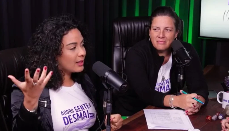 Débora no estúdio do podcast Adoro Gente Que Desmaia