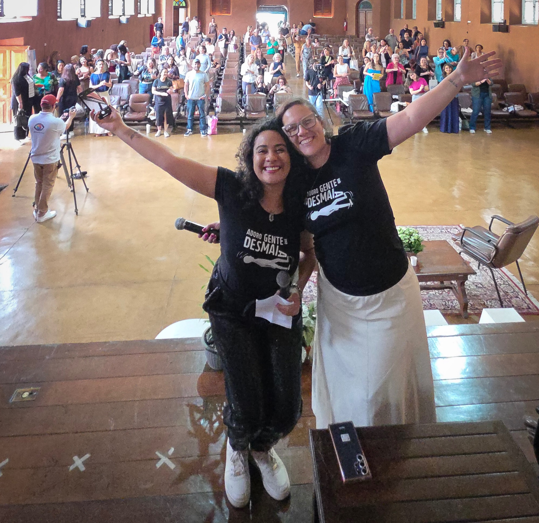 Débora em evento com a co-apresentadora do podcast Adoro Gente Que Desmaia